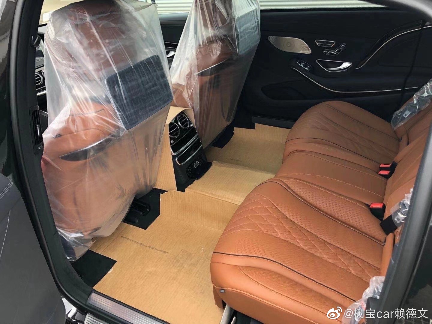 迈巴赫S450 指导价145.88万 黑棕 售东区空白区域。