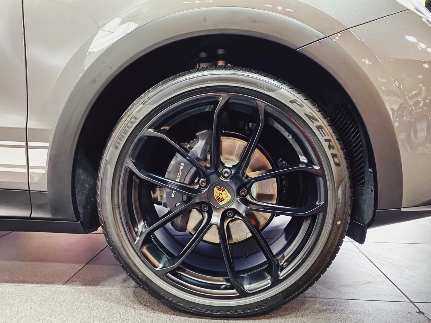 选了轻量化组件的卡宴 Coupe 真的太帅了