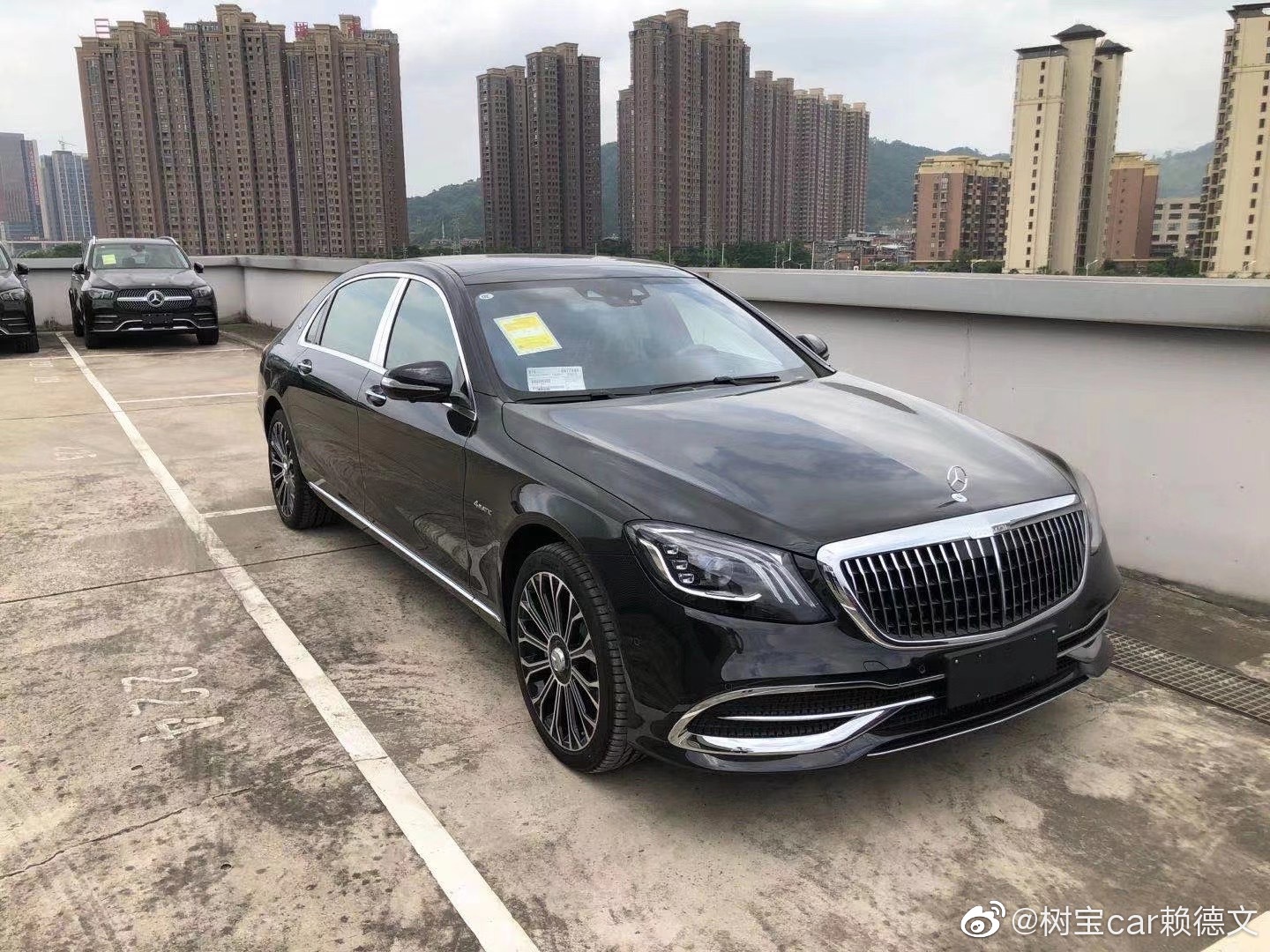 迈巴赫S450 指导价145.88万 黑棕 售东区空白区域。