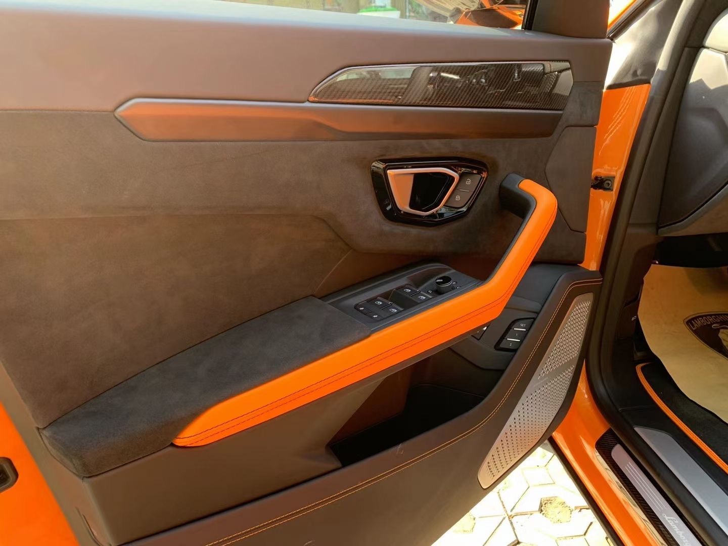 兰博基尼Urus 珍珠特别版，珠光橙/黑橙