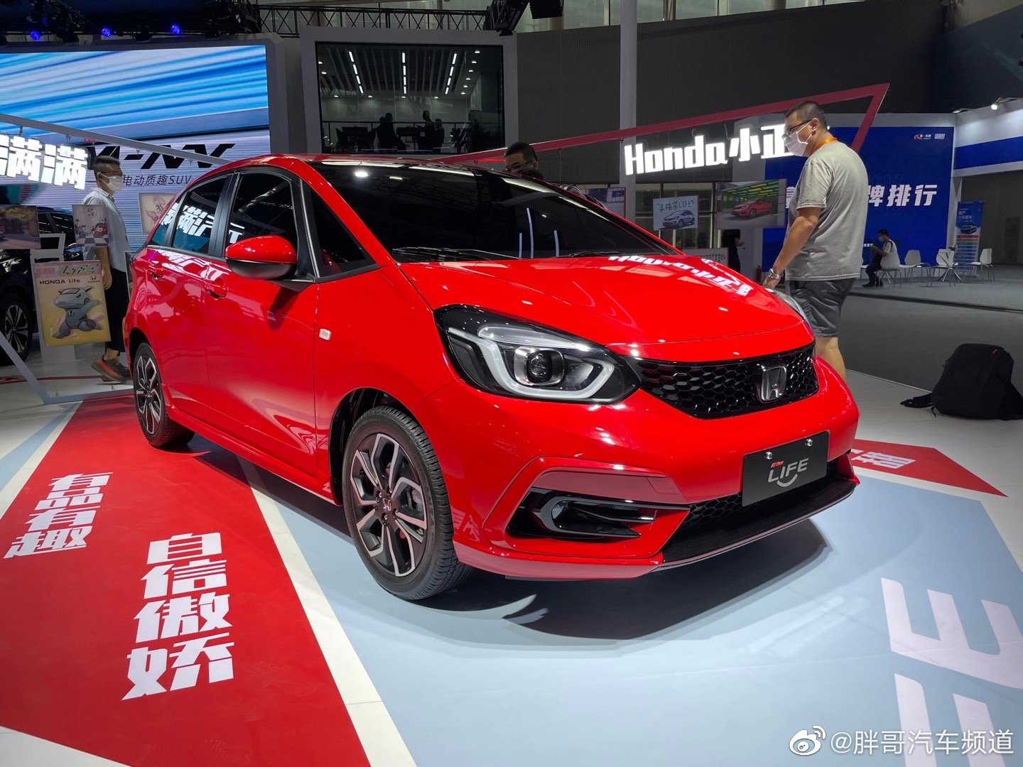 东本LIFE亮相广州车展啦！来福酱上线，这小车挺适合小女孩开啊~