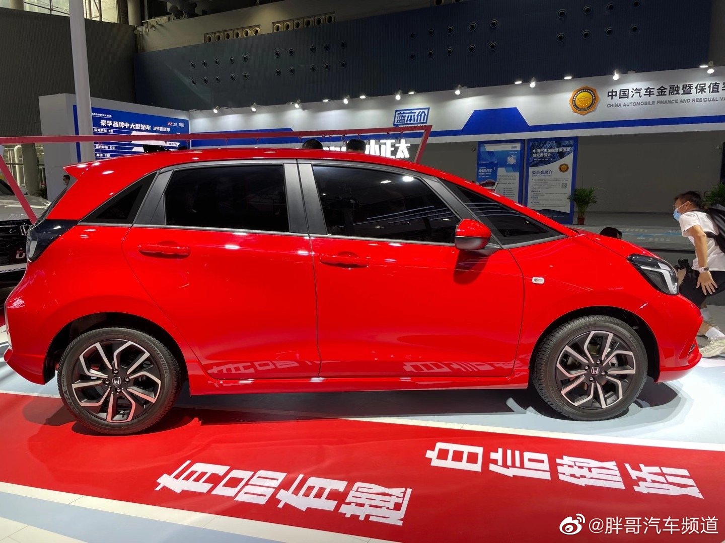 东本LIFE亮相广州车展啦！来福酱上线，这小车挺适合小女孩开啊~