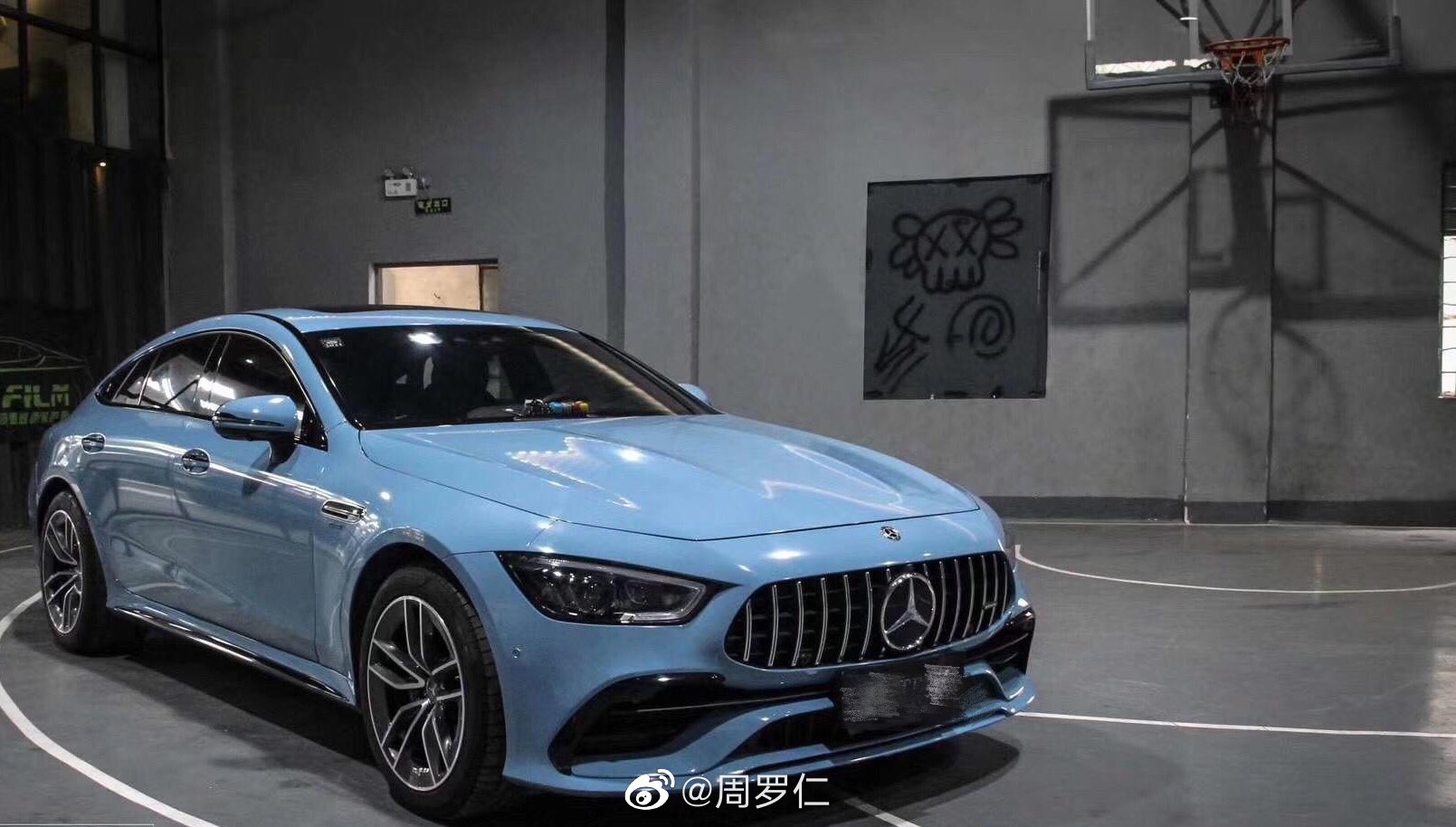 奔驰改色瓷器蓝，除了贵没有缺点的车来了