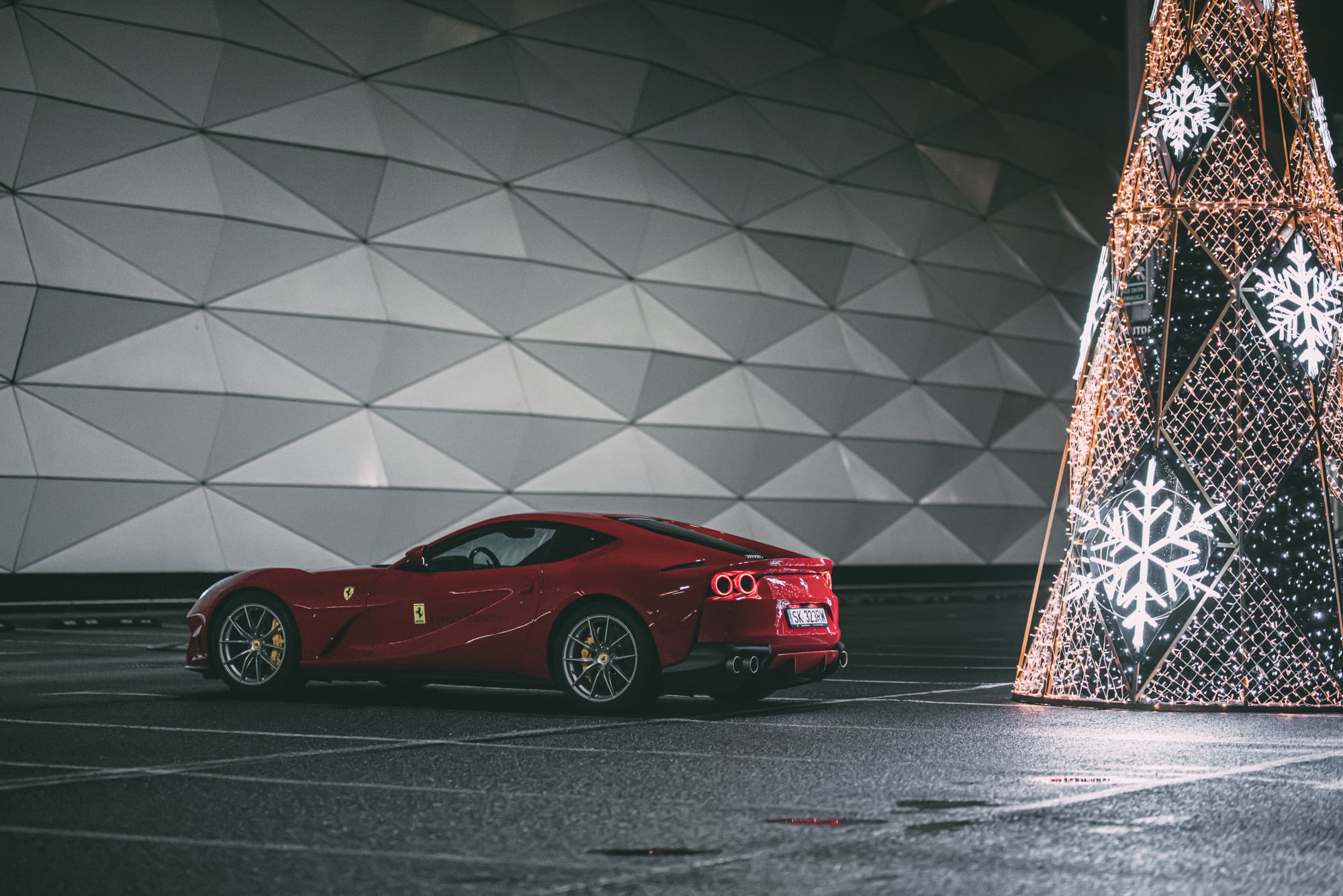 看看不花钱，法拉利812 Superfast。（GCOS）