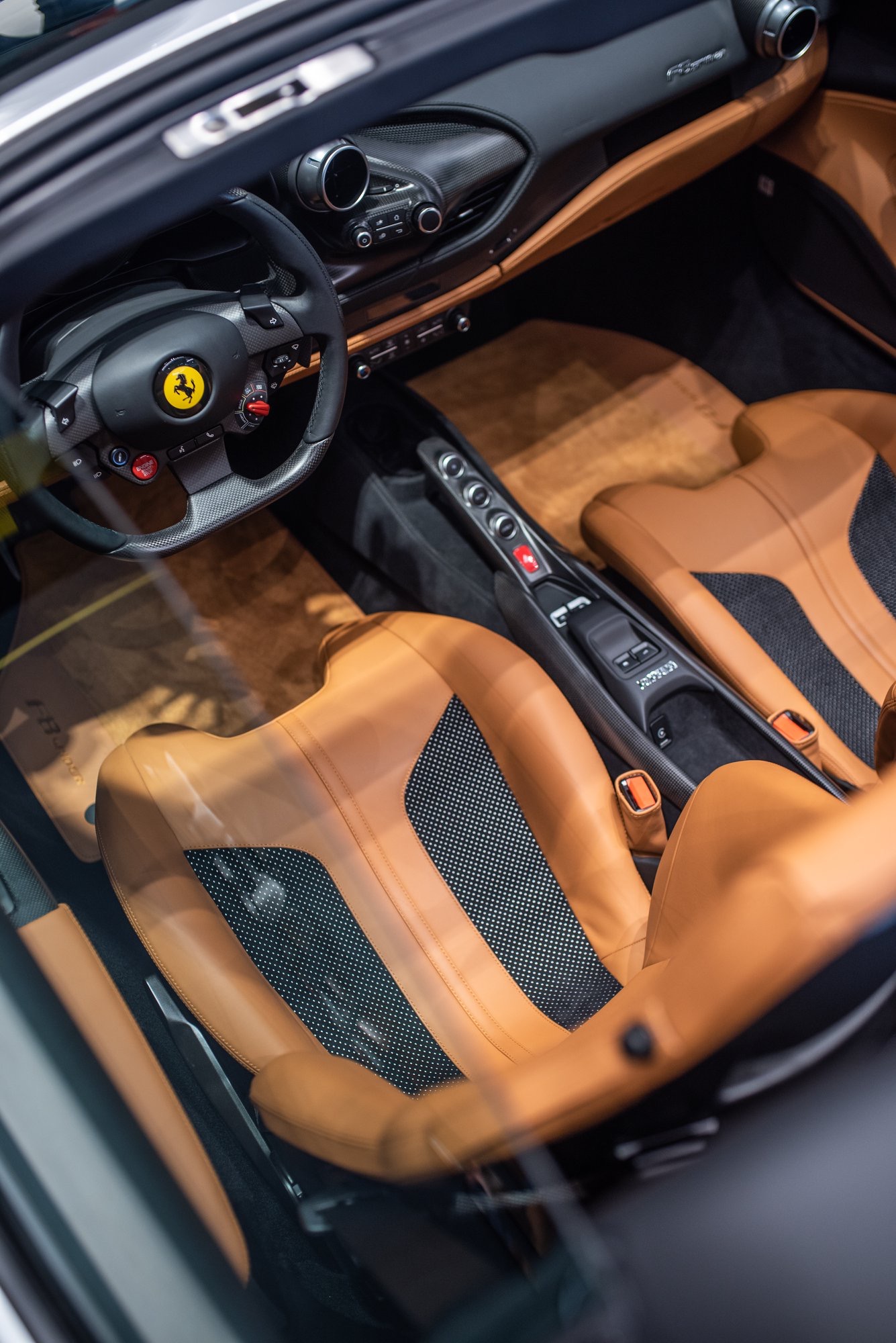 F8 Spider  其实法拉利还是红色更亮眼