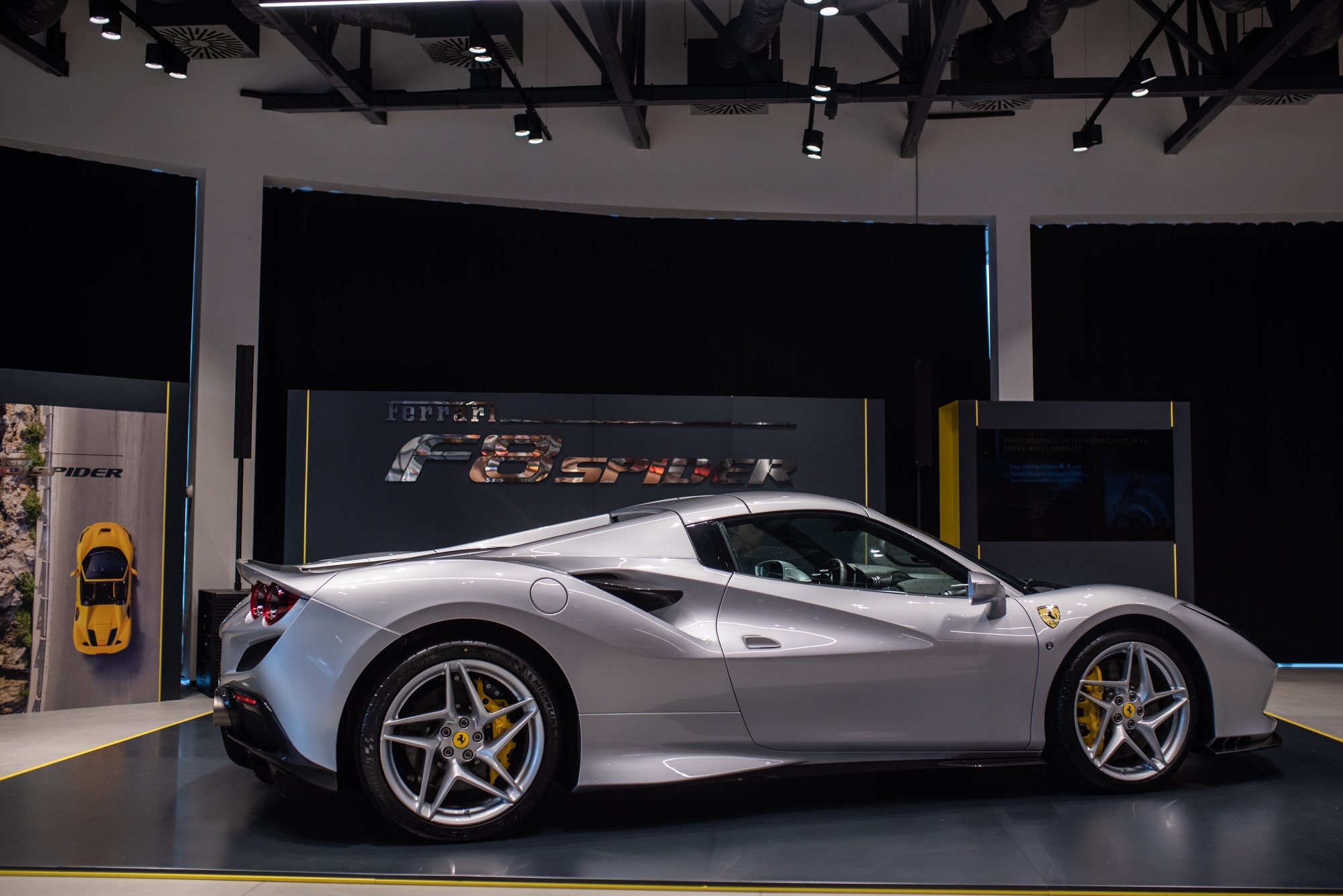 F8 Spider  其实法拉利还是红色更亮眼