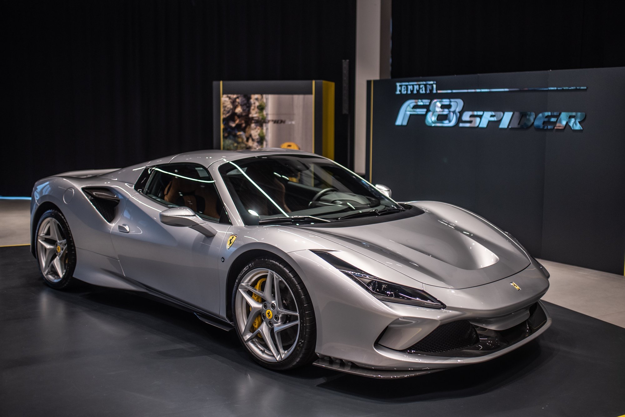 f8spider其实法拉利还是红色更亮眼