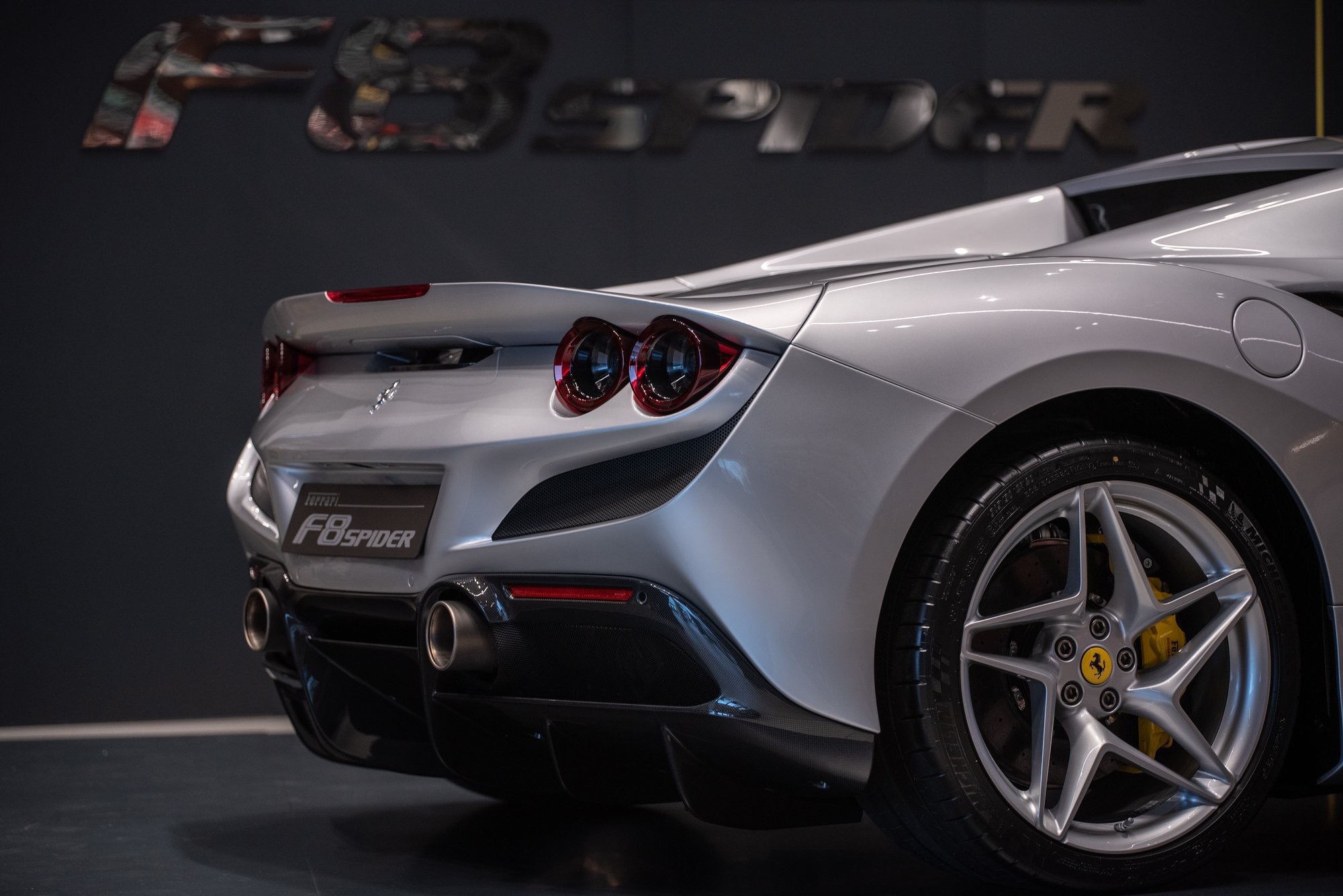 f8 spider 其实法拉利还是红色更亮眼