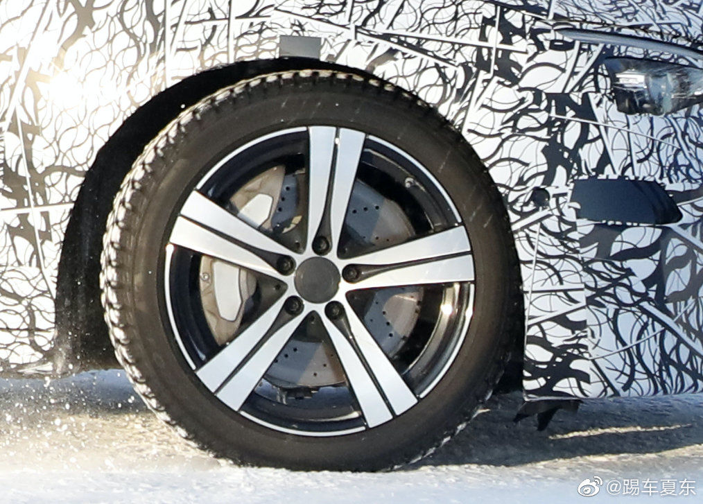 奔驰新一代C级差不多要发布了，AMG C也在抓紧测试冬季性能