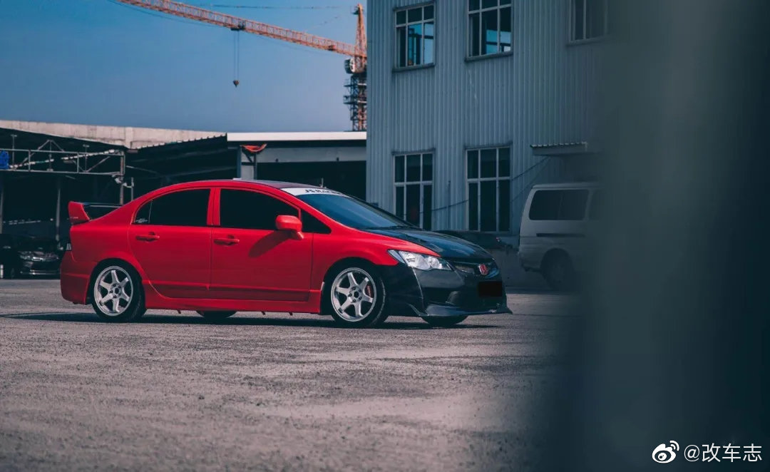 东本思铭改出来的FD2，依旧是赛道日的一道靓丽风景线