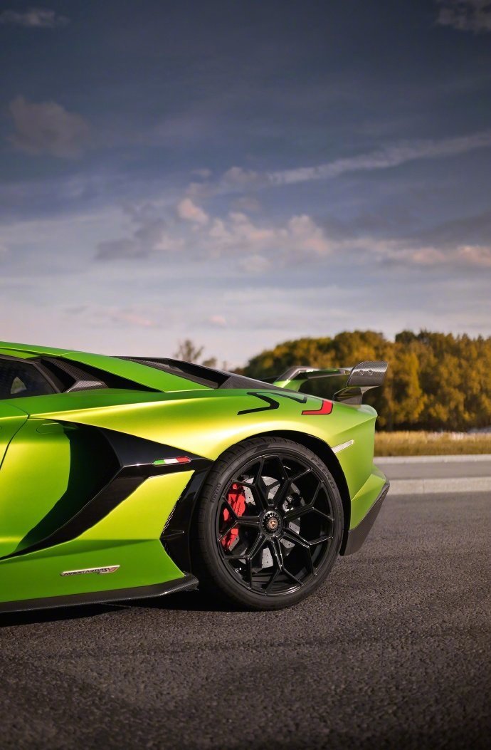 Lamborghini Aventador SVJ 极致的美感。