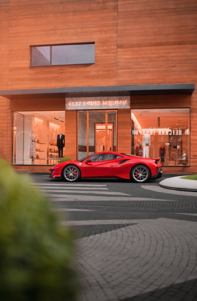 法拉利的经典款，诱惑力满分的红，心动了！