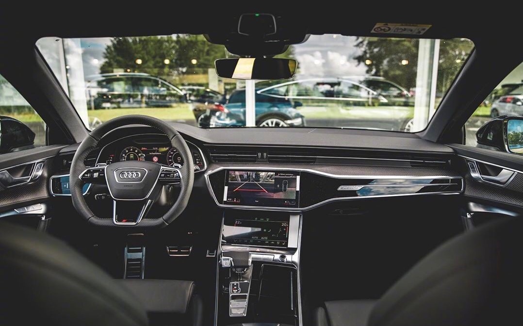 奥迪RS6 Avant，真漂亮！这个汽车 颜色叫什么名字谁知道？