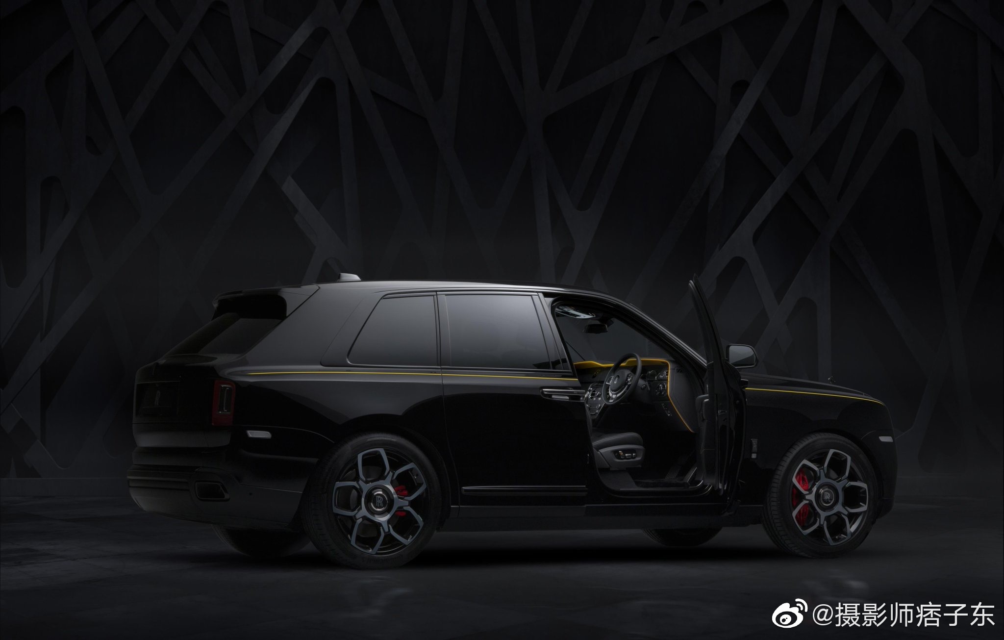 黑化的库里南价格一定不菲，The new RR Cullinan Black Badge