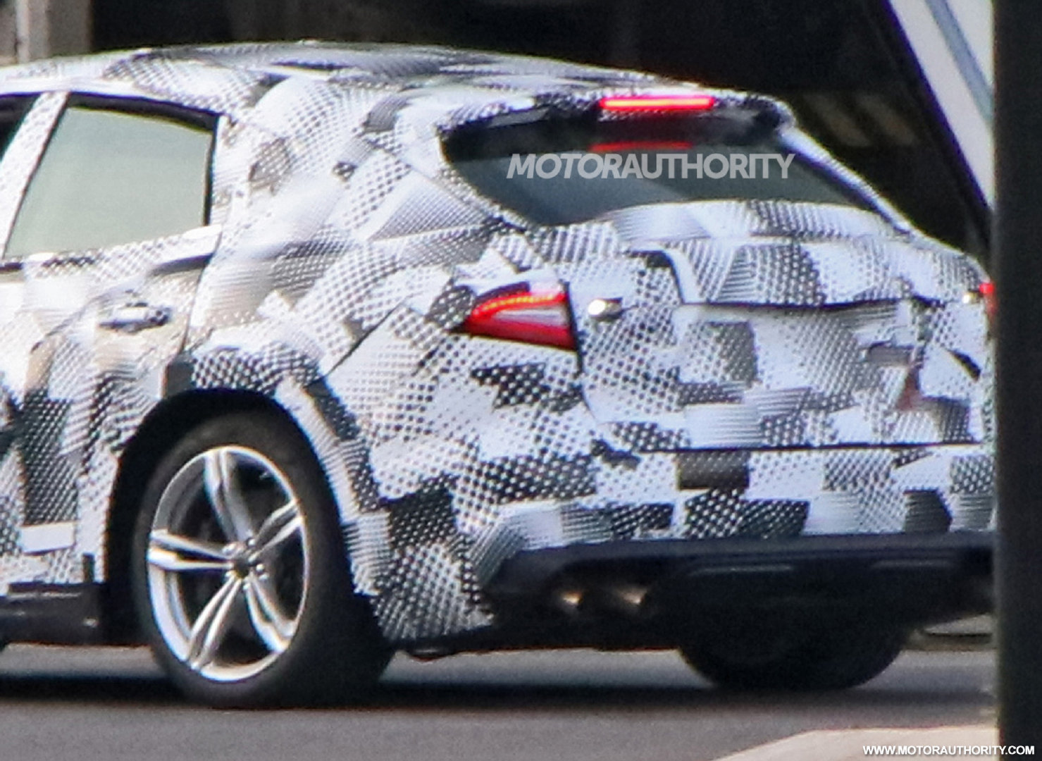 法拉利Purosangue SUV早期测试车，被发现在意大利马拉内洛总部