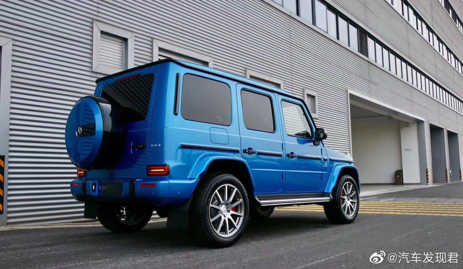 奔驰AMG G63 指导价：222.88万，南海蓝/黑 油漆3.2w+套件4.2w
