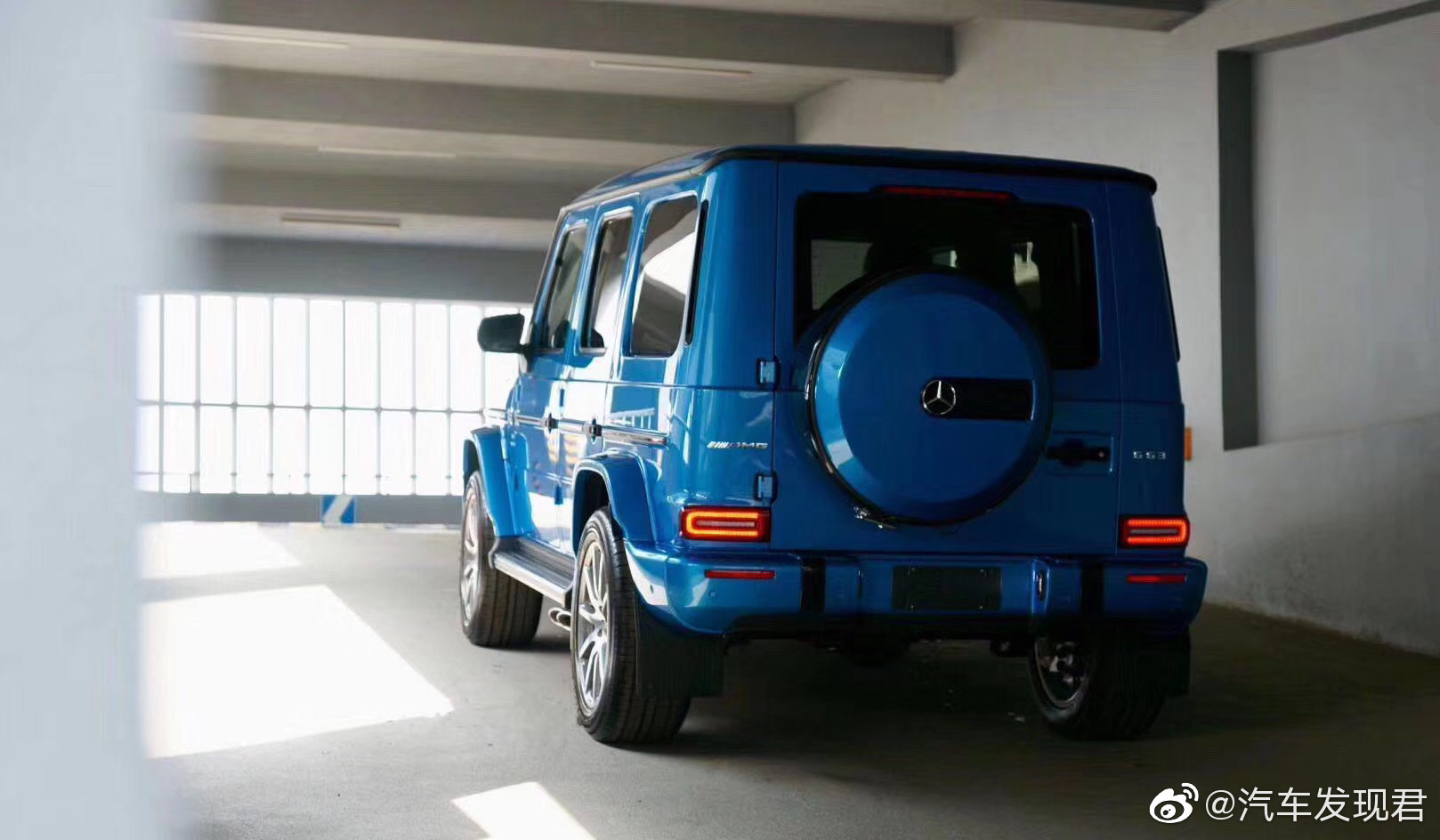 奔驰AMG G63 指导价：222.88万，南海蓝/黑 油漆3.2w+套件4.2w