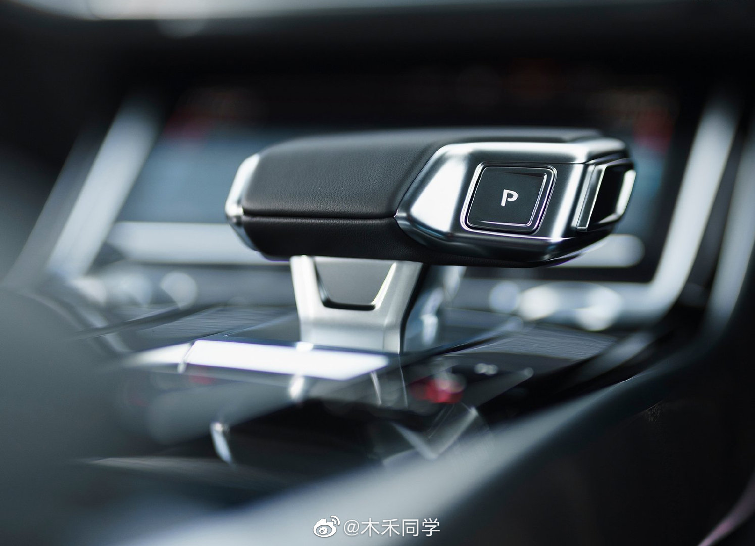 来一组奥迪A8L 60 TFSI e 性冷淡风格的高清细节。