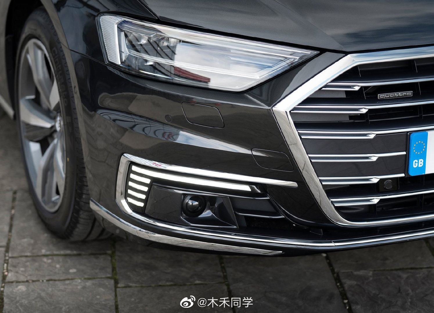 来一组奥迪A8L 60 TFSI e 性冷淡风格的高清细节。