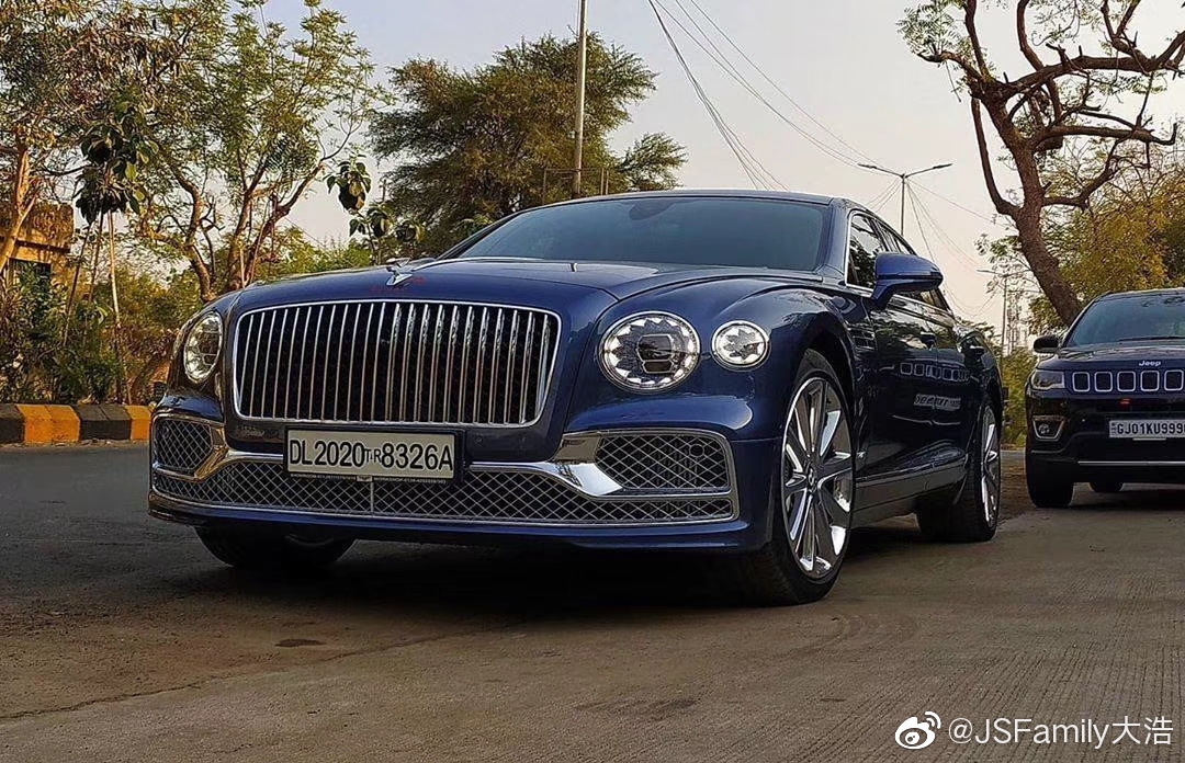 新宾利飞驰，车头感觉像灭霸一样。很华丽...