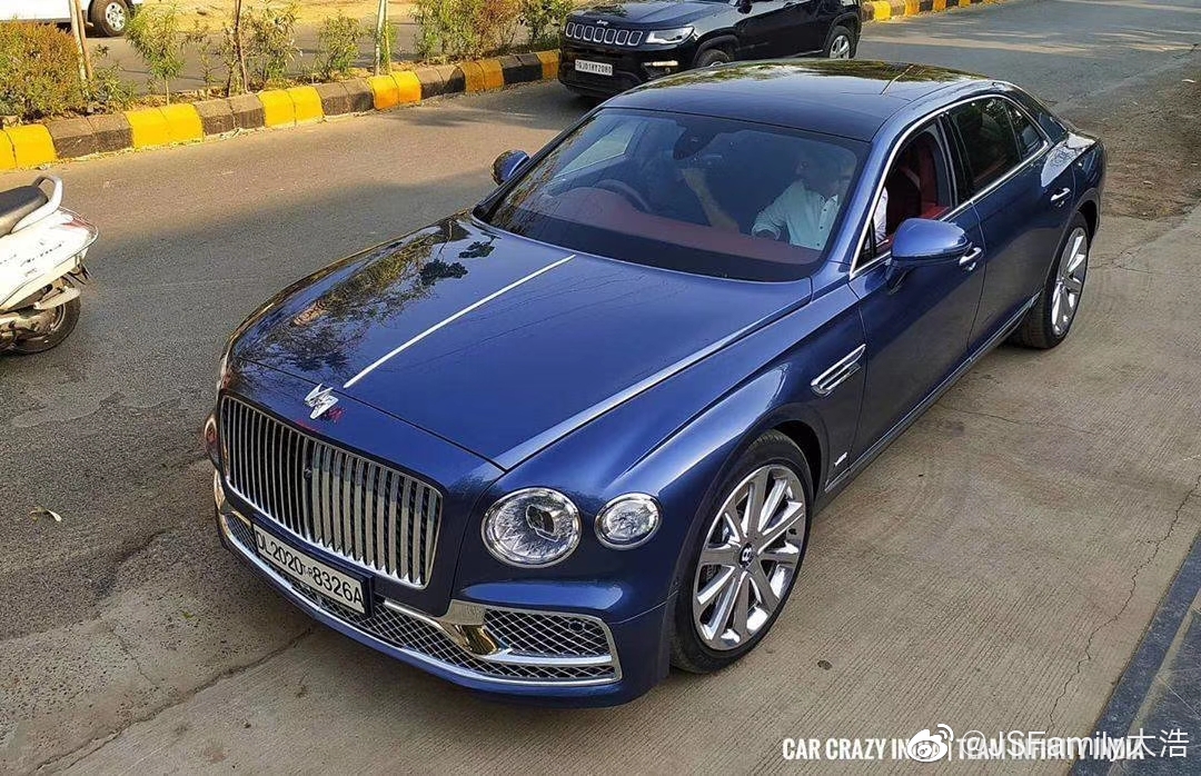 新宾利飞驰，车头感觉像灭霸一样。很华丽...
