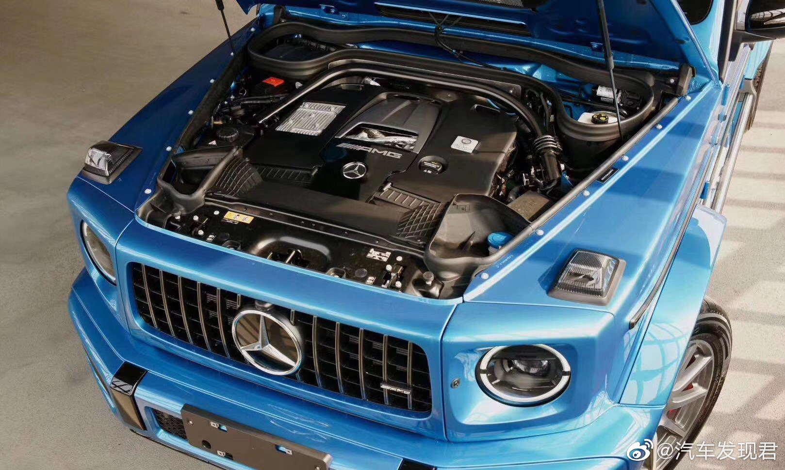 奔驰AMG G63 指导价：222.88万，南海蓝/黑 油漆3.2w+套件4.2w