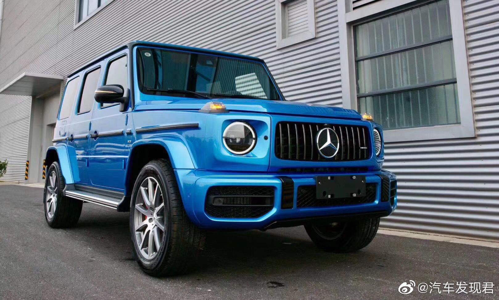 奔驰AMG G63 指导价：222.88万，南海蓝/黑 油漆3.2w+套件4.2w