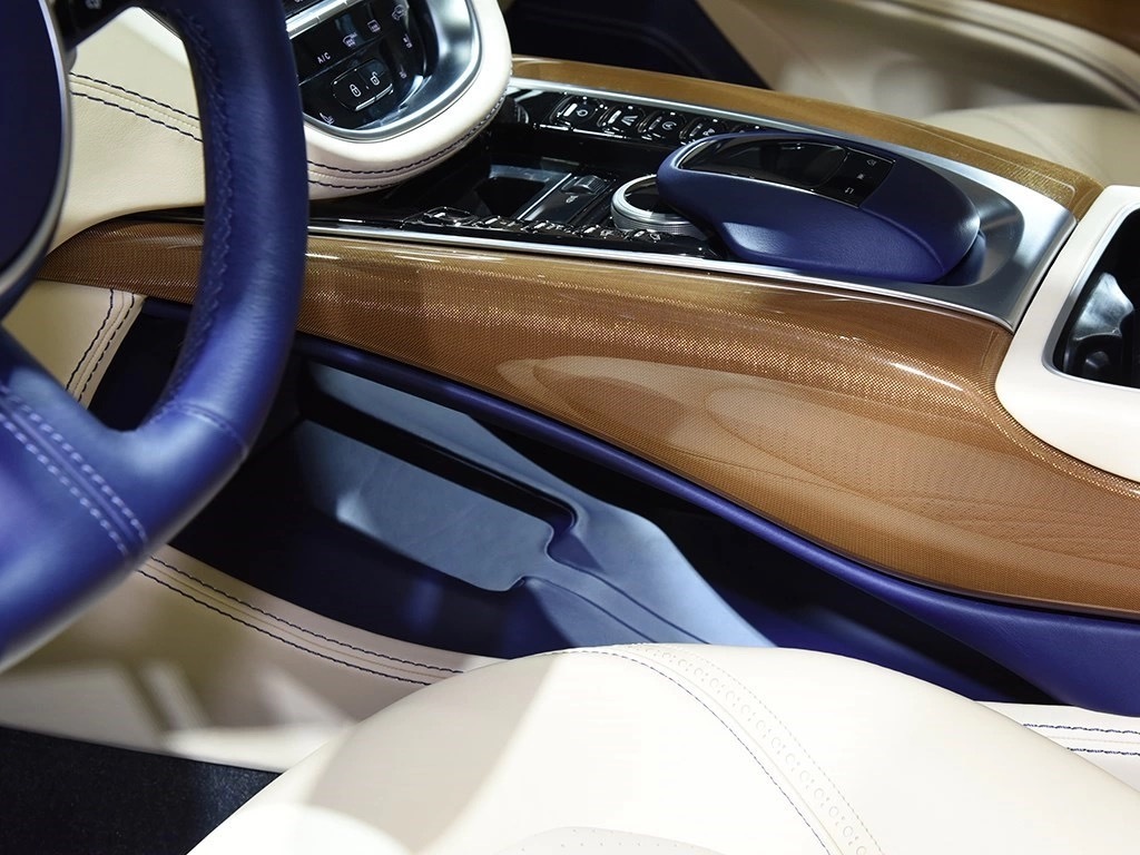 阿斯顿马丁dbx，2020款4.0T，V8 就看销量怎么样了