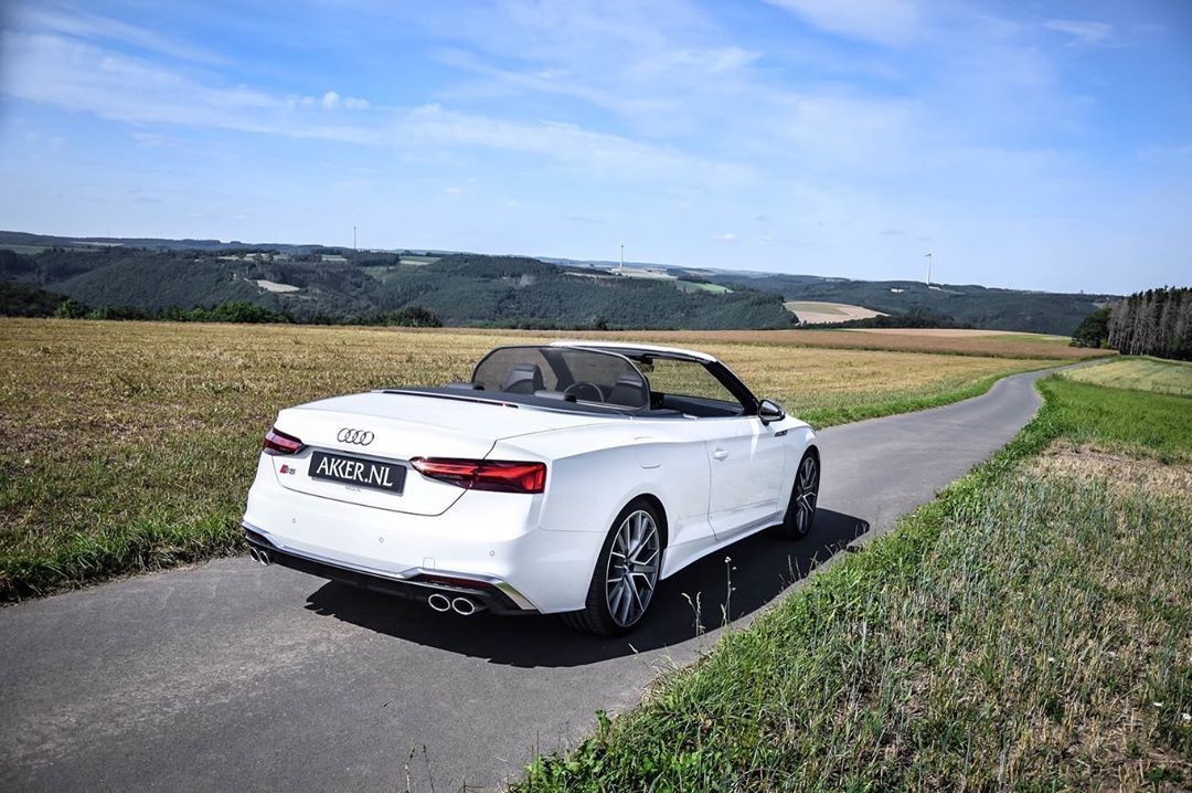 秋高气爽时，是最适合开敞篷车的季节。 Audi S5 Convertible。