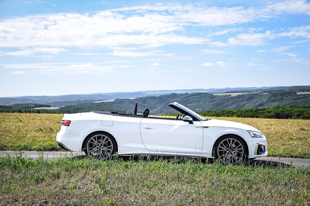 秋高气爽时，是最适合开敞篷车的季节。 Audi S5 Convertible。