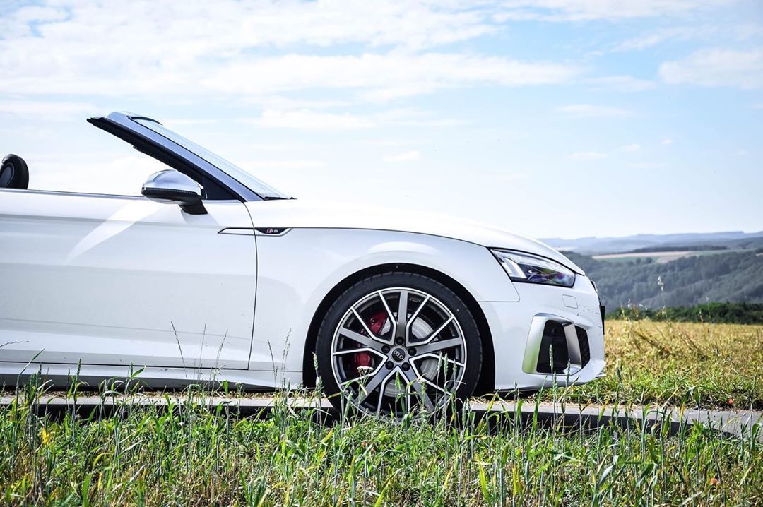 秋高气爽时，是最适合开敞篷车的季节。 Audi S5 Convertible。