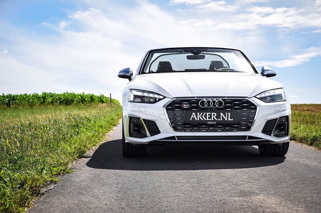 秋高气爽时，是最适合开敞篷车的季节。 Audi S5 Convertible。