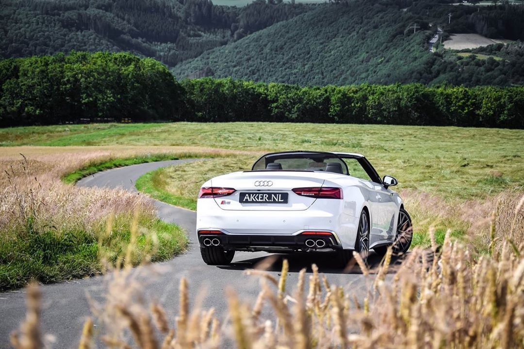 秋高气爽时，是最适合开敞篷车的季节。 Audi S5 Convertible。