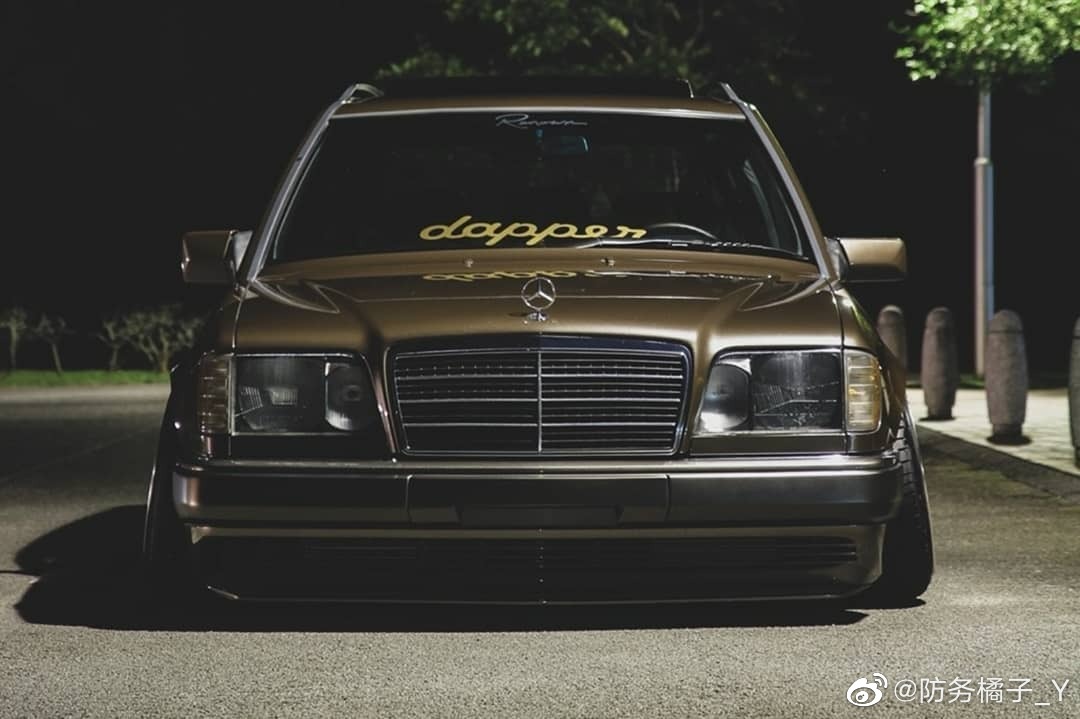 好看的汽车图片：奔驰W124 永不报废的经典