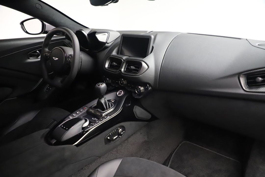 高清汽车美图：阿斯顿马丁vantage AMR部门