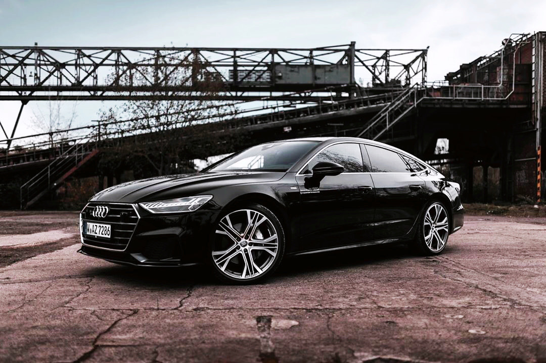 这小伙很帅气，新款车型颜值很高，值得你拥有！ Audi A7