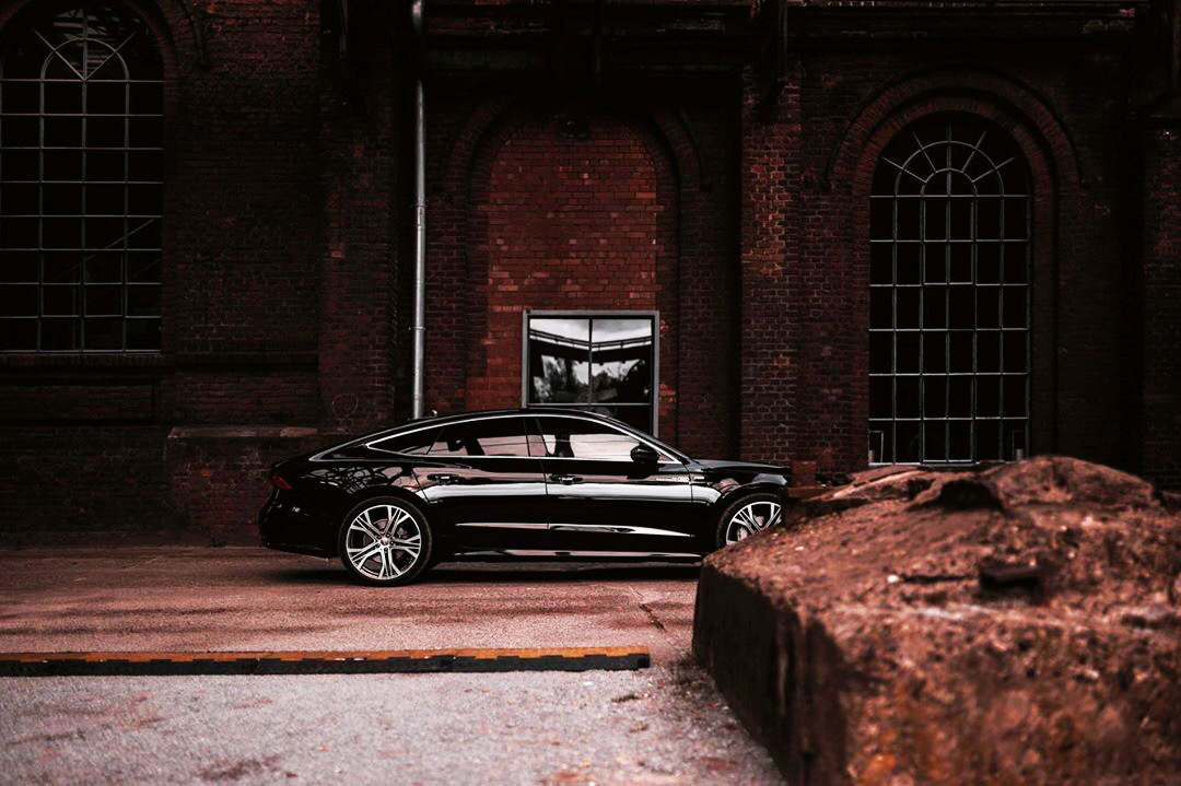 这小伙很帅气，新款车型颜值很高，值得你拥有！ Audi A7