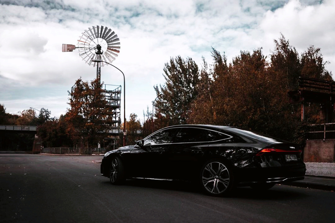 这小伙很帅气，新款车型颜值很高，值得你拥有！ Audi A7