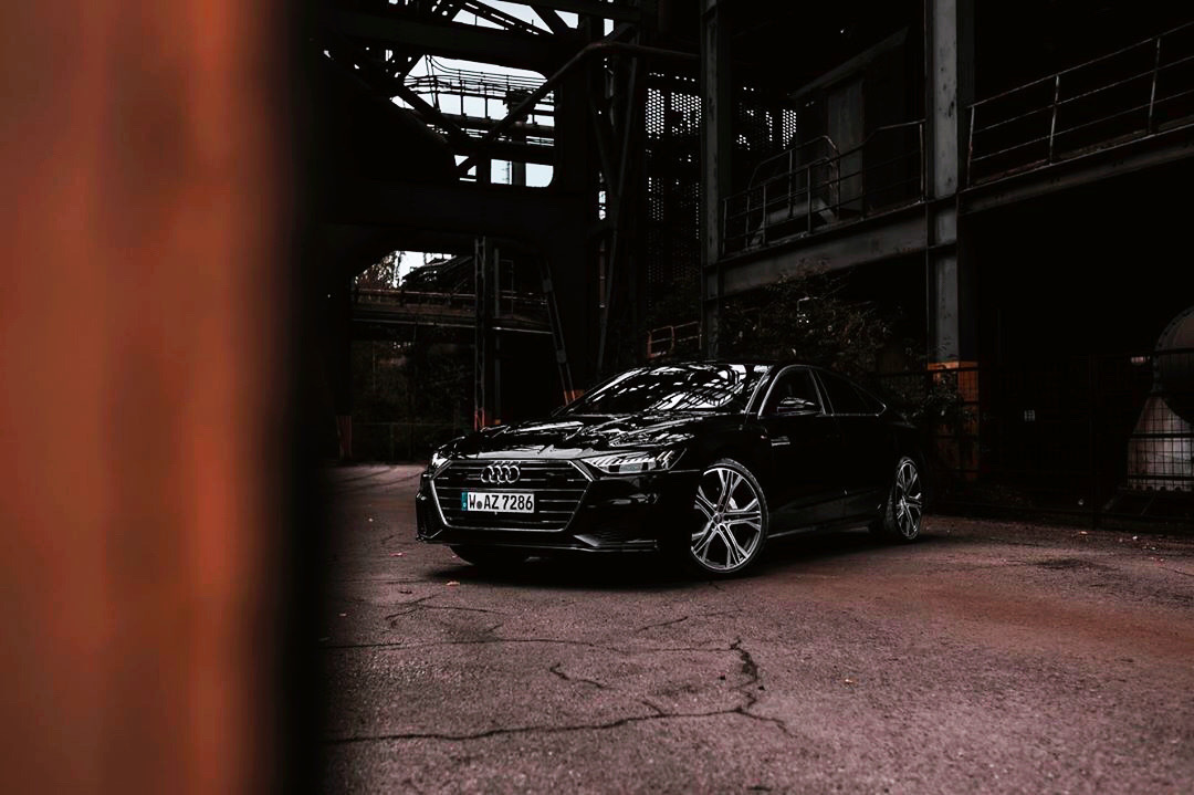 这小伙很帅气，新款车型颜值很高，值得你拥有！ Audi A7