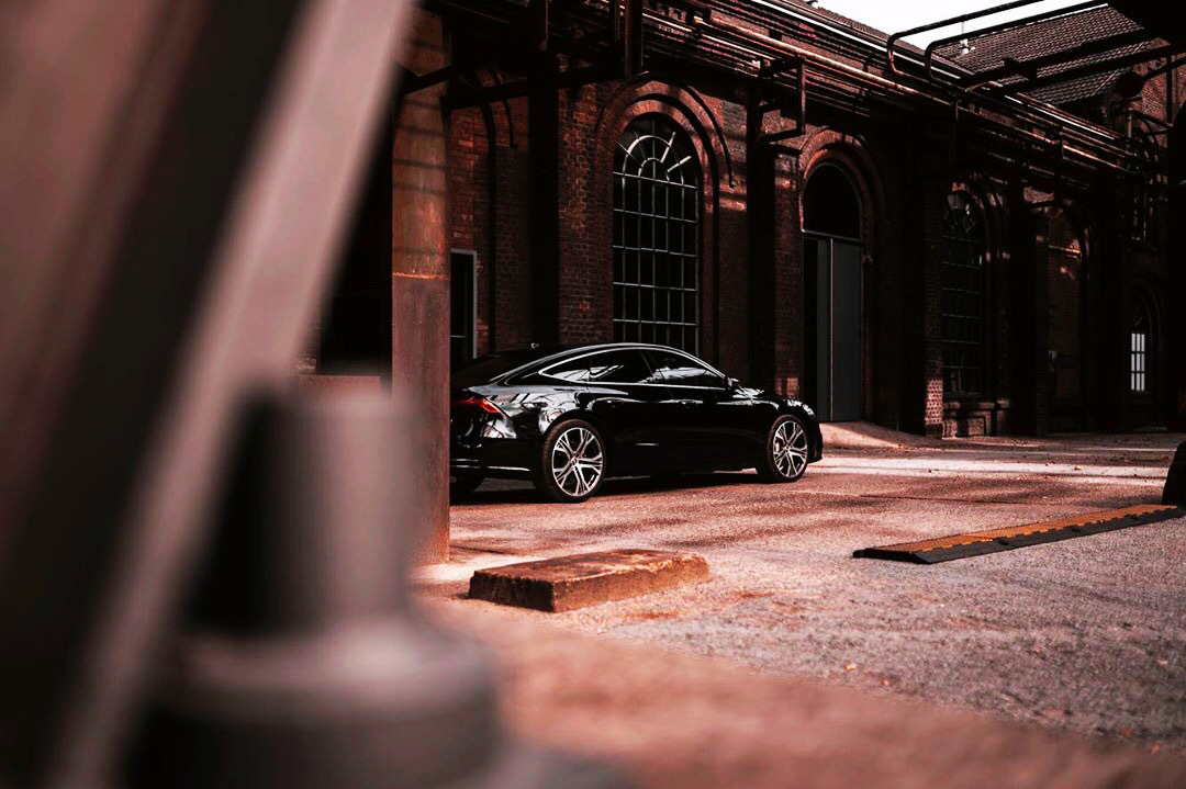 这小伙很帅气，新款车型颜值很高，值得你拥有！ Audi A7