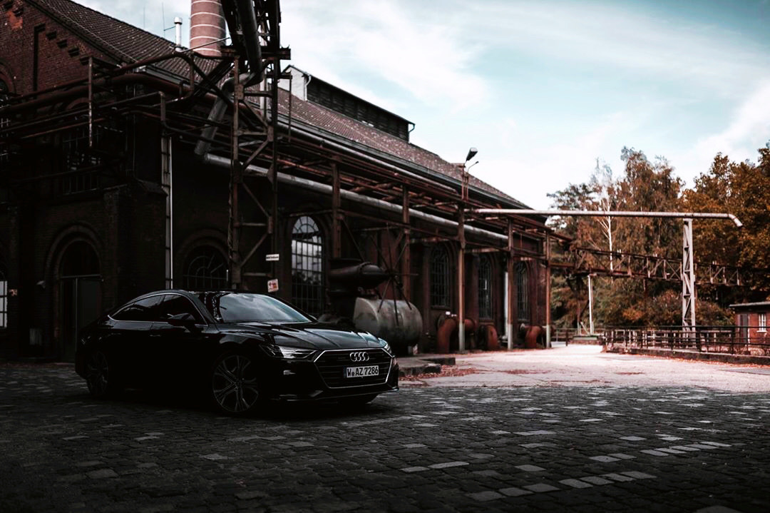 这小伙很帅气，新款车型颜值很高，值得你拥有！ Audi A7