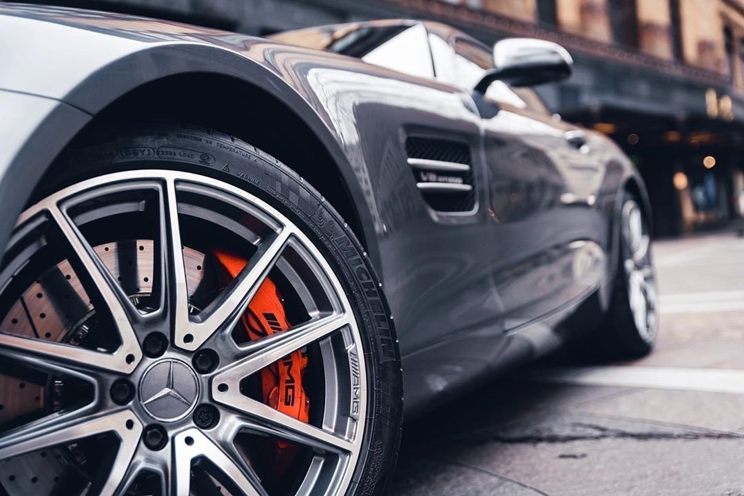 汽车美图抢先看：奔驰amg gtr这货路上少见