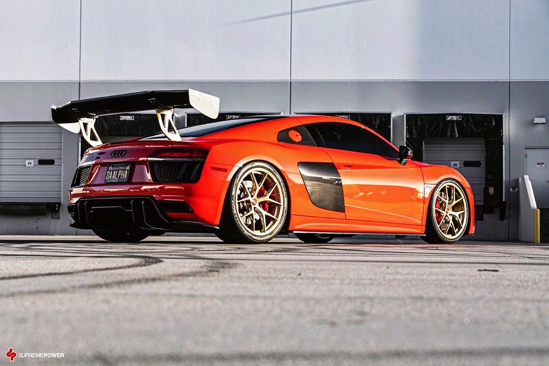 好看的汽车图片：Audi R8 V10自然吸气