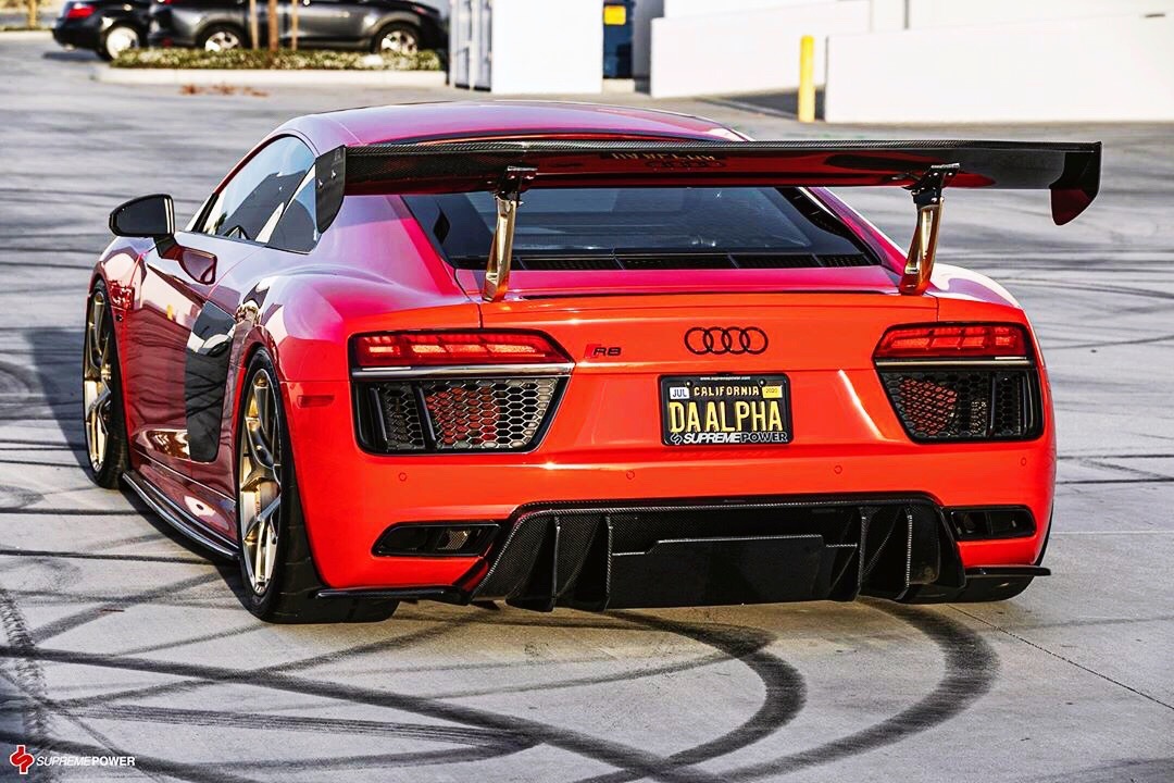 好看的汽车图片：Audi R8 V10自然吸气