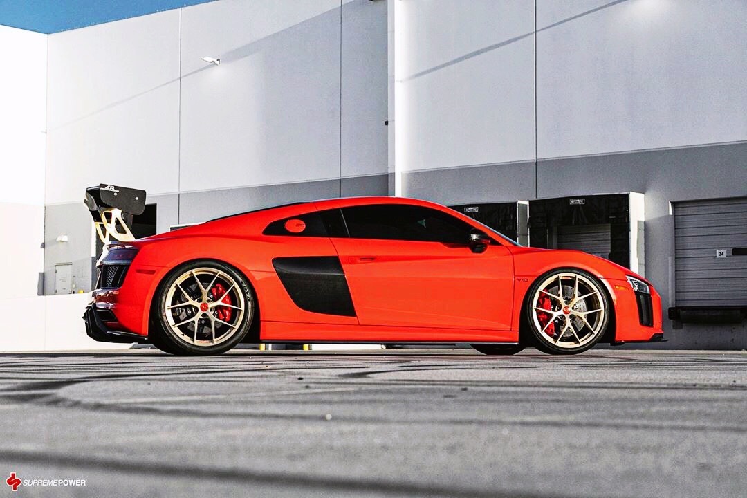 好看的汽车图片：Audi R8 V10自然吸气