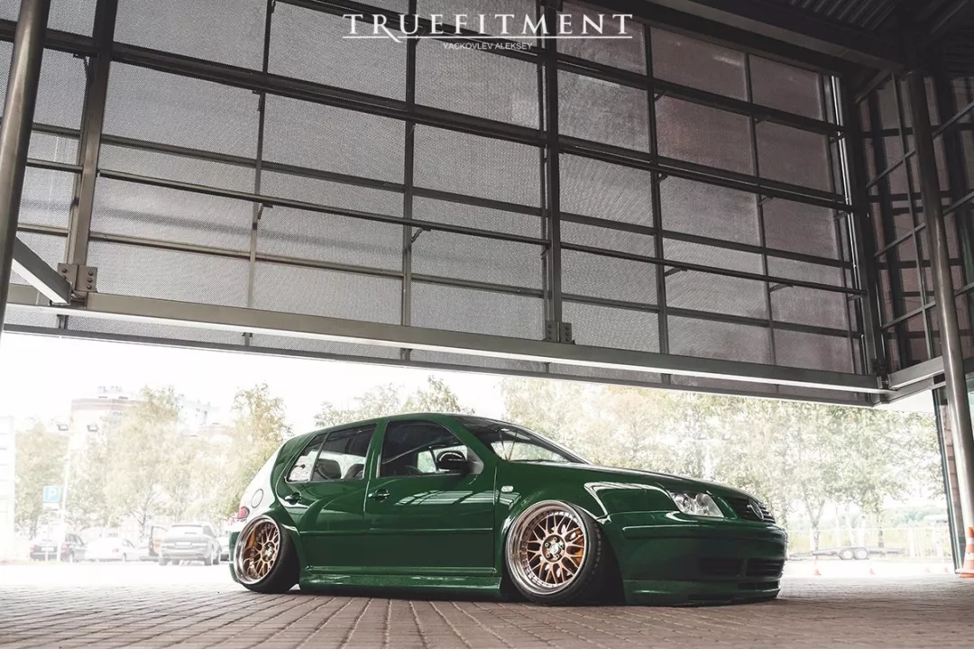 好看的汽车图片：老车重获青春 大众高尔夫MK4