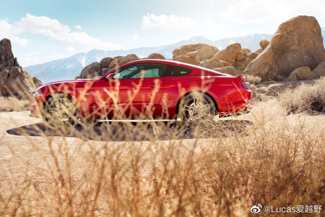 荒野中的Mustang GT，荒凉中的一抹红