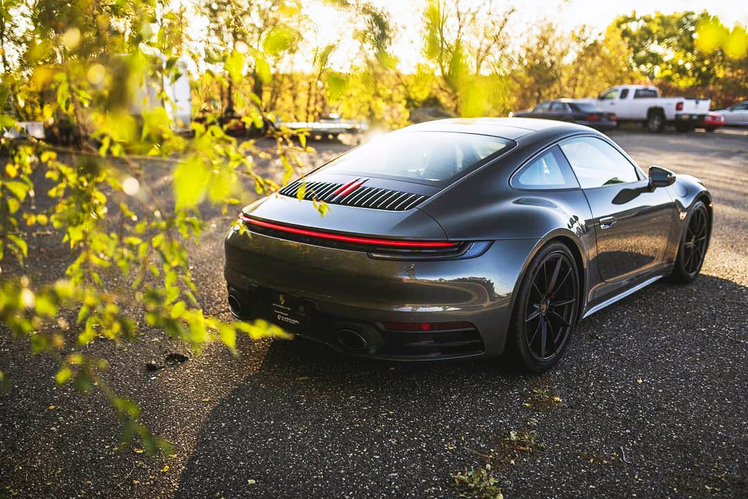 这贯穿式尾灯还是不错的 Porsche Carrera 4S