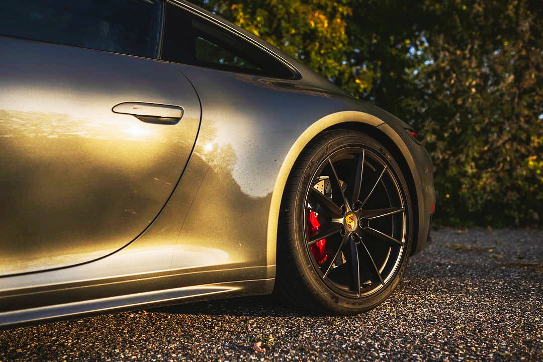 这贯穿式尾灯还是不错的 Porsche Carrera 4S