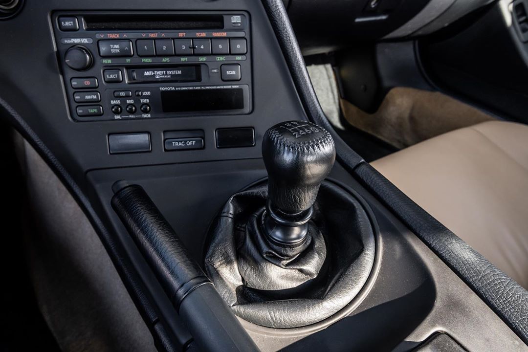 两代丰田Supra，新一代更帅更快，老款圆润的设计还是很有味道